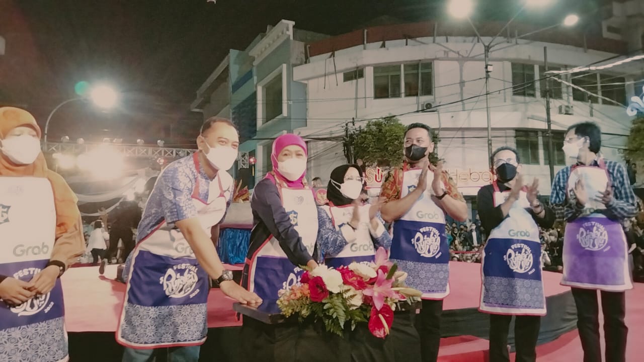 Wali Kota Surabaya, Eri Cahyadi, dan Gubernur Jawa Timur, Khofifah Indar Parawansa, ketika memencet bel tanda dimulainya festival Rujak Uleg di jalan Kembang Jepun, Minggu (22/5/2022) malam.