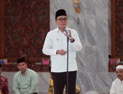 Bupati Pamekasan, H Baddrut Tamam, memberi sambutan dalam acara pelepasan jemaah haji di Masjid Agung Asy' Syuhada' pada Kamis (26/5/22).