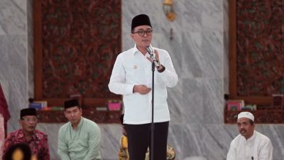 Bupati Pamekasan, H Baddrut Tamam, memberi sambutan dalam acara pelepasan jemaah haji di Masjid Agung Asy' Syuhada' pada Kamis (26/5/22).