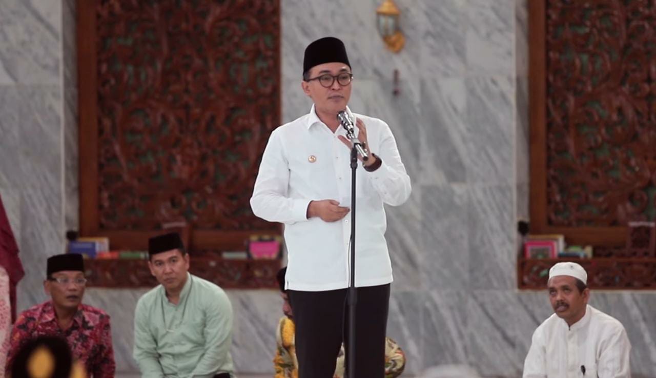 Bupati Pamekasan, H Baddrut Tamam, memberi sambutan dalam acara pelepasan jemaah haji di Masjid Agung Asy' Syuhada' pada Kamis (26/5/22).