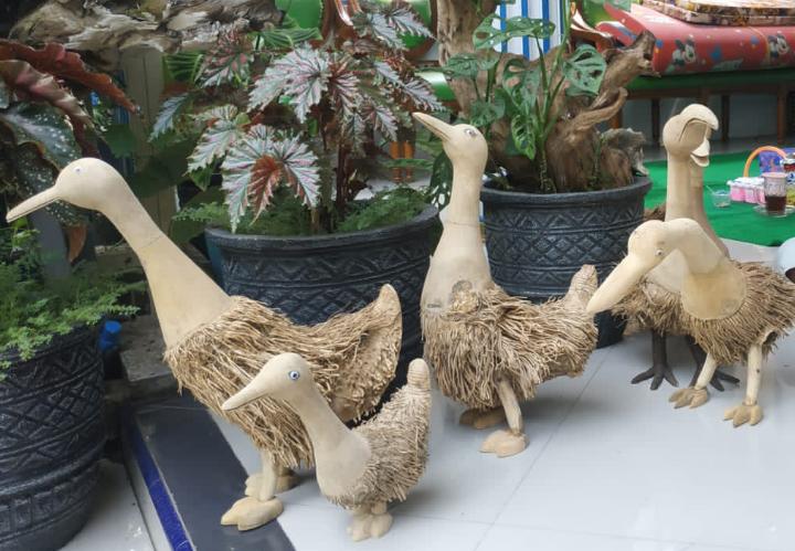 Hasil kerajinan patung bebek dari akar bambu buatan Mujamil (42) cocok dijadikan pajangan di rumah.