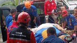 Proses evakuasi korban usai terjatuh bersama lift rumahnya di Malang.