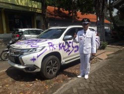 Tampil Nyentrik, Kades Wates Kabupaten Pasuruan Bawa Mobil Pajero Penuh Coretan saat Pelantikan