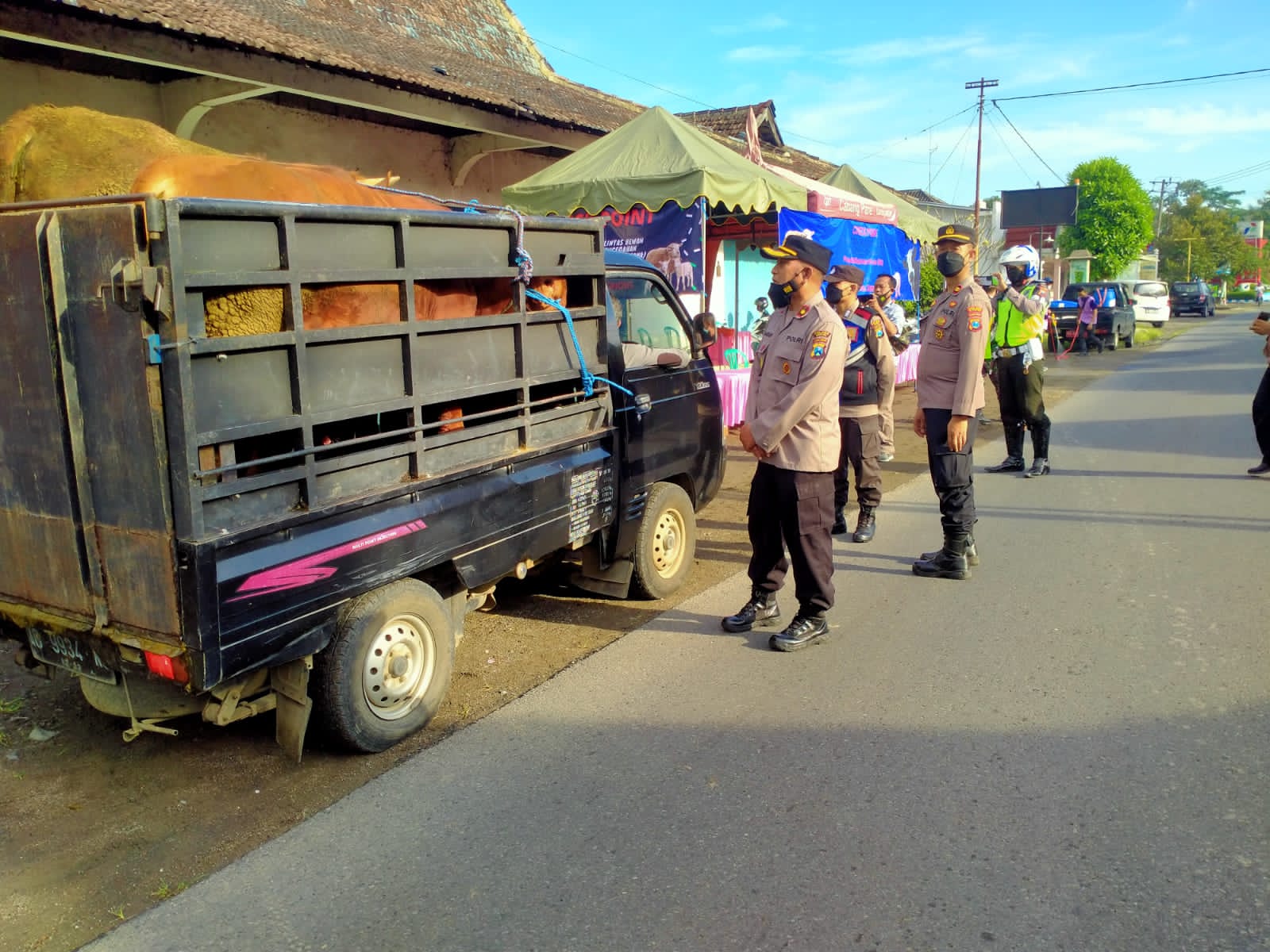 Tim yang tergabung dari Pemerintah, TNI dan Polri mengecek hewan yang masuk ke Kabupaten Kediri, Jumat (13/5/2022).