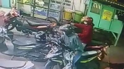 curi motor. (Foto: tangkapan layar CCTV/Tugu Jatim)