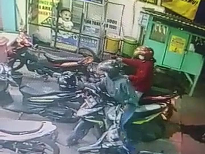 curi motor. (Foto: tangkapan layar CCTV/Tugu Jatim)