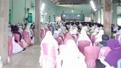 Ratusan Calon Jemaah Haji (CJH) berkumpul di aula gedung kantor Kemenag Kediri mendengarkan informasi jadwal manasik dan pemberangkatan haji.