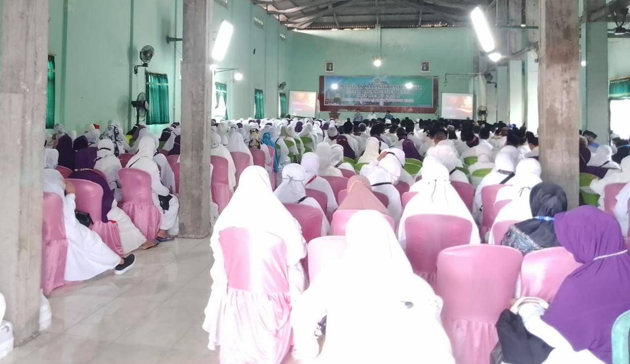 Ratusan Calon Jemaah Haji (CJH) berkumpul di aula gedung kantor Kemenag Kediri mendengarkan informasi jadwal manasik dan pemberangkatan haji.