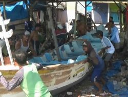 Nelayan di Tuban Mulai Perbaiki Perahu Rusak usai Diterjang Gelombang Tinggi
