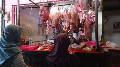 Harga daging. (Foto: Maria Diana Kemba/Tugu Jatim)