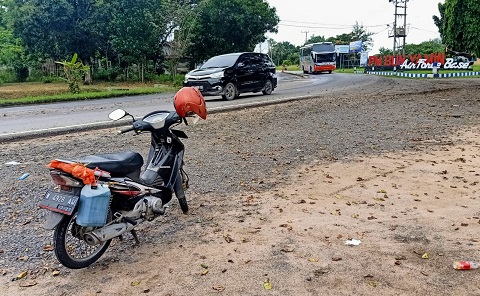 Suasana di jalan lintas Sumatera di Desa Astra Ksetra, Kecamatan Menggala, Kabupaten Tulangbawang, dekat Pos Polisi Militer Pangkalan Udara Pangeran M. Bun Yamin, Rabu sore