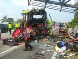 Bus Pariwisata Mengalami Kecelakaan Maut di Tol Mojokerto, 13 Orang Meninggal