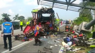 Bus Pariwisata yang membawa warga Benowo Surabaya terguling di lalan tol Sumo, Senin (16/5/2022).