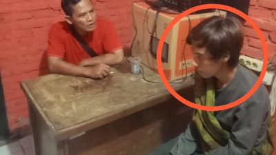 Pelaku penjual durian kosong di pasar wisata Cheng Hoo bernama Taufiq saat dibawa ke kantor kepala pasar, Rabu (4/5/2022)