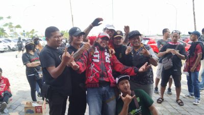 Ribuan Pasoepati sedang menunggu di luar stadion atau parkiran mobil untuk bisa masuk ke dalam stadion Gelora Bung Tomo Surabaya, Minggu (22/5/2022).