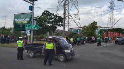 Suporter Persebaya Surabaya, Bonek Mania sudah mulai berdatangan ke Stadion Gelora Bung Tomo untuk menyaksikan laga persahabatan antara Persebaya Vs Persis Solo, Minggu (22/5/2022).