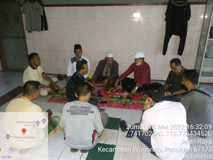 Perwakilan MUI Kabuapaten Pasuruan dan aparat saat mendatangi lokasi terduga kelompok aliran sesat di desa Cobanblombing Wonorejo, Kabupaten Pasuruan, Jumat (13/05/2022) lalu.