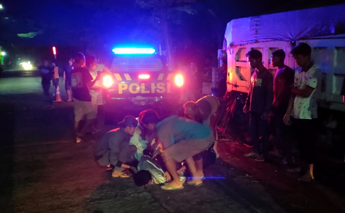 Petugas dibantu warga langsung membawa korban ke RS Wilujeng Desa Padangan, Kabupaten Kediri, Rabu (18/5/2022) pukul 22.30 WIB.