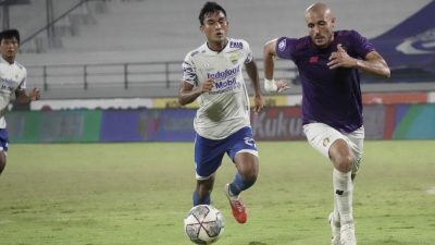 Youssef Azzejjari (kanan) saat masih membela di Persik Kediri.