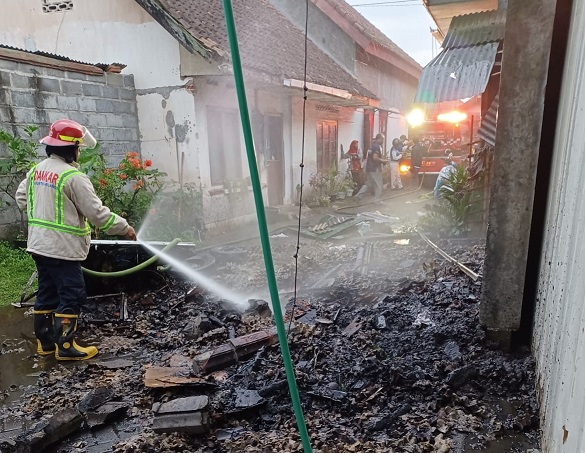 Proses pemadaman api di gudang telur di Wajak, Kabupaten Malang pada Sabtu (22/5/2022) sekitar pukul 16.00.