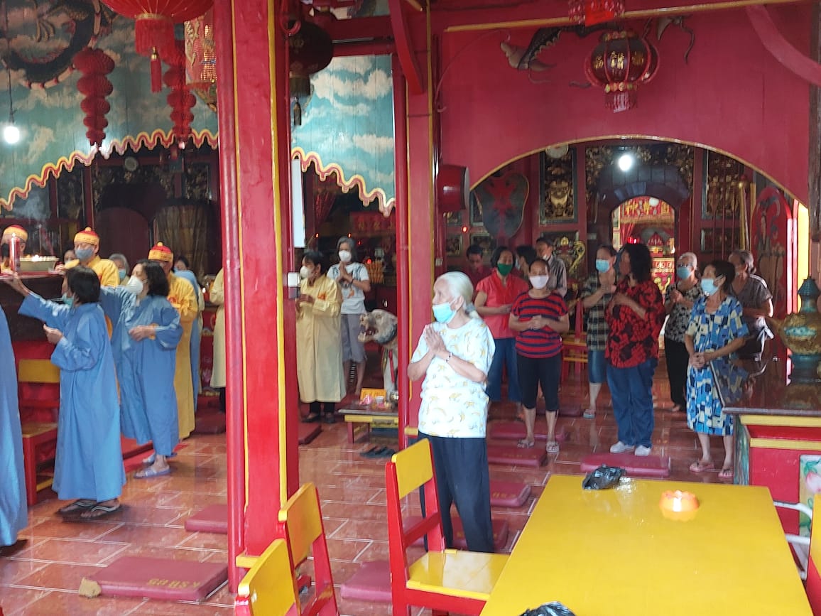 Sejumlah umat Budha di Tuban melakukan ritual sembahyang di Klenteng Kwan Sing Bio, Senin (16/5/2022).
