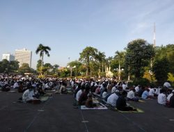 Balai Kota Surabaya Gelar Salat Idul Fitri, Warga Sangat Antusias