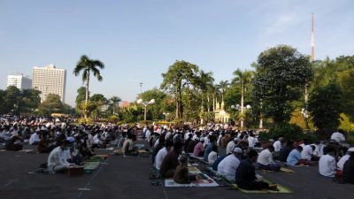 Masyarakat Surabaya melaksanakan salat Idul Fitri di halaman Taman Surya.