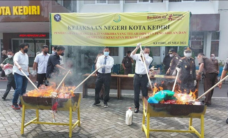 Ketua Kejari Kota Kediri, Novika Muzairah Rauf, bersama jajarannya memusnahkan ribuan barang bukti Narkoba, Rabu (25/5/2022).