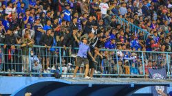 Aremania memberi semangat pada tim Singo Edan saat berlaga melawan PSIS Semarang, Minggu (22/5/2022).