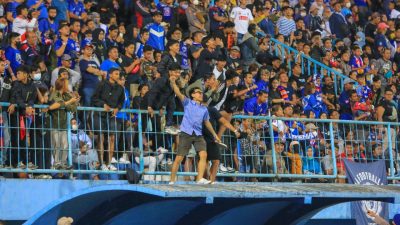 Aremania memberi semangat pada tim Singo Edan saat berlaga melawan PSIS Semarang, Minggu (22/5/2022).