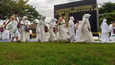 Praktik manasik haji. (Foto: Mochamad Abdurrrochim/Tugu Jatim)