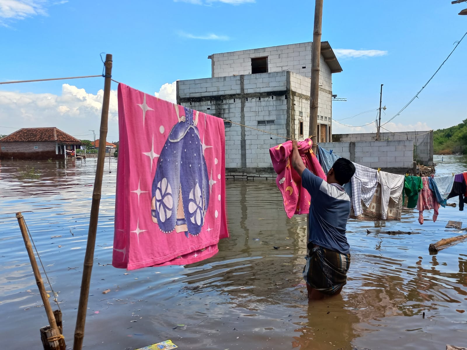 Banjir rob merendam pemukiman di Dusun Kisik, Desa Kalirejo, Kecamatan Kraton, Kabupaten Pasuruan selama tiga hari.