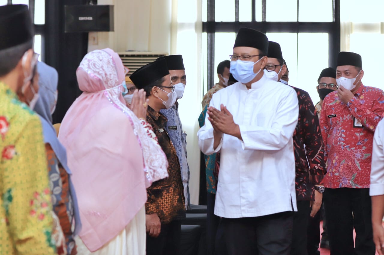 Wali Kota Pasuruan, Syaifullah Yusuf, saat menyapa para calon jemaah haji di gedung Gradika Bhakti Praja, Kota Pasuruan, Rabu (25/05/2022).