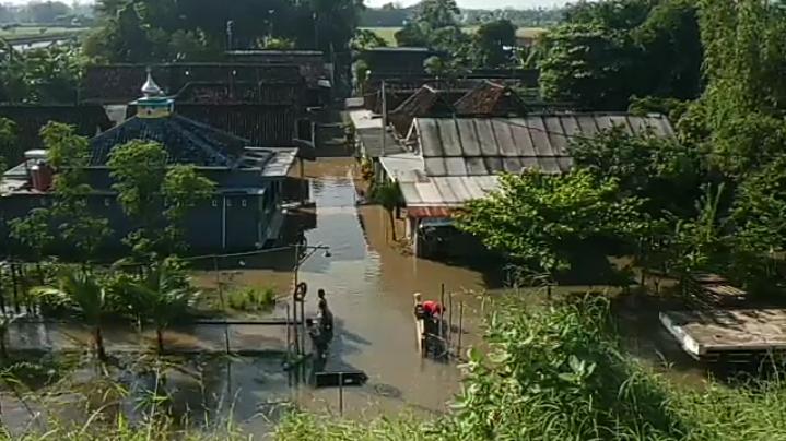 Banjir merendam permukiman warga di desa Sadengrejo, Kecamatan Rejoso, Kabupaten Pasuruan, Selasa (10/5/2022).