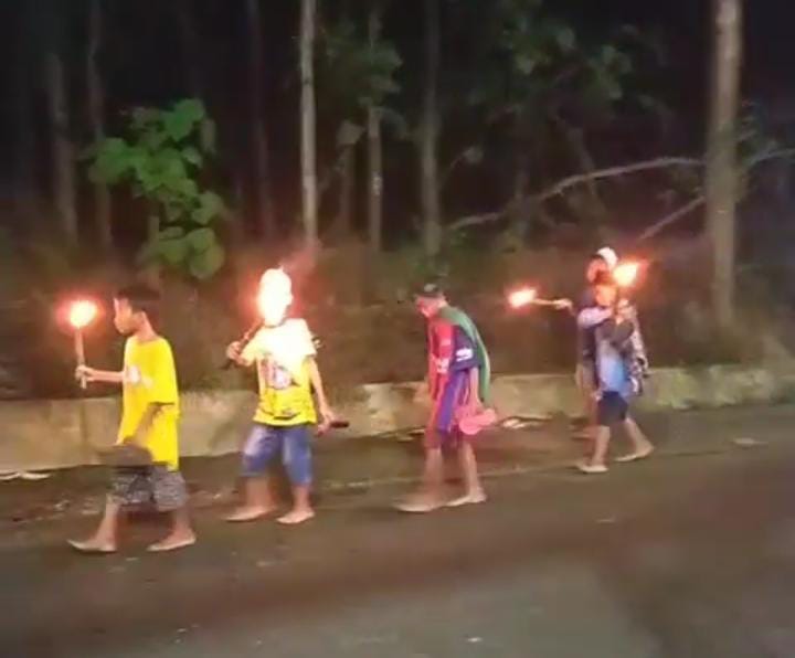 Anak-anak membawa obor saat takbir keliling di Desa Selorejo Kecamatan Baureno Kabupaten Bojonegoro.