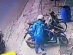 Terekam CCTV Toko, Perempuan Berjas Hujan Nyaru Jadi Pembeli hingga Curi HP di Dashboard Motor