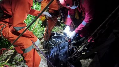 Tim Vertical Rescue mengevakuasi korban yang jatuh di bekas galian kumbung milik warga Desa Perunggahan Kulon, Semanding, Kabupaten Tuban sedalam kurang lebih 45 meter, Minggu (22/5/2022).