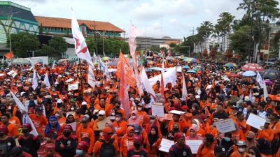 Aksi Mayday. (Foto: Rahman Hakim/Tugu Jatim)