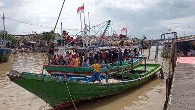 Tradisi praonan di pesisir pelabuhan Kota Pasuruan.