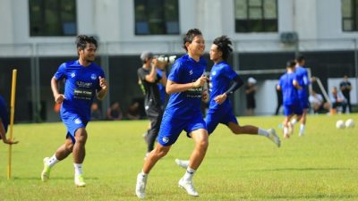 Tampak pemain baru Arema FC, Ilham Udin Armain (kiri) dan Adam Alis (kanan).