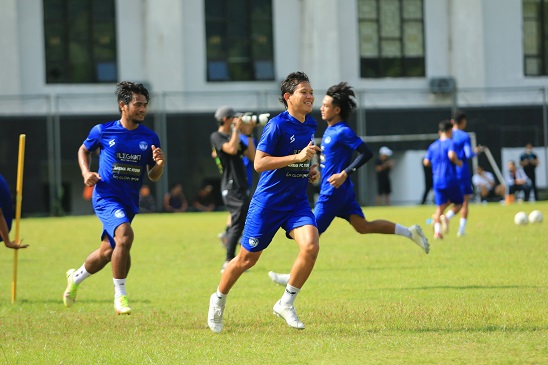 Tampak pemain baru Arema FC, Ilham Udin Armain (kiri) dan Adam Alis (kanan).