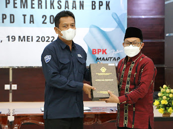 Penyerahan laporan hasil pemeriksaan atas laporan keuangan pemerintah daerah tahun 2021 oleh Wali Kota Malang Drs H Sutiaji serta Kepala BPK RI Perwakilan Provinsi Jawa Timur.