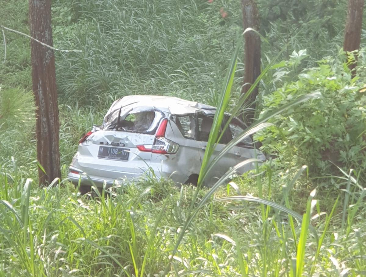 Mobil Suzuki Ertiga yang dikendarai wisatawan asal Madura jatuh ke jurang di Kabupaten Pasuruan, Rabu (4/5/2022).