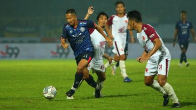 Dendi Santoso dikawal ketat pemain PSM Makassar.