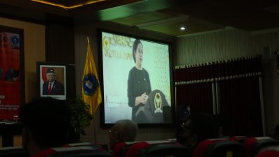 Cucu Bung Karno sekaligus Ketua DPR RI, Puan Maharani memberikan pemaparan dalam Haul Bung Karno ke-52 di Universitas PGRI Kanjuruhan Malang secara virtual.