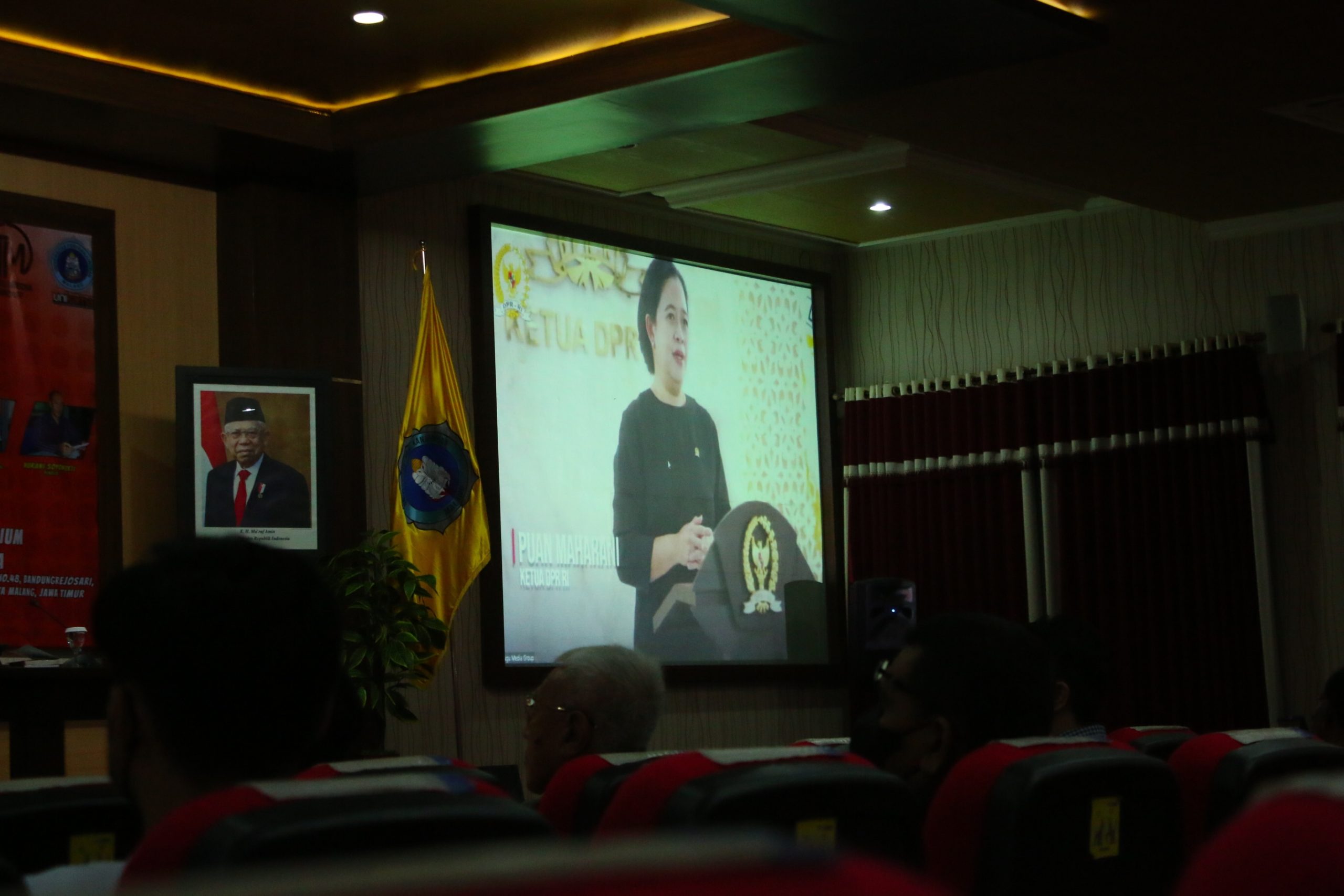Cucu Bung Karno sekaligus Ketua DPR RI, Puan Maharani memberikan pemaparan dalam Haul Bung Karno ke-52 di Universitas PGRI Kanjuruhan Malang secara virtual.