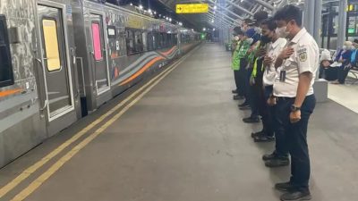 Petugas Kereta Api KAI Daop 8 ketika memberikan penghormatan kepada penumpang sebelum kereta diberangkatkan.