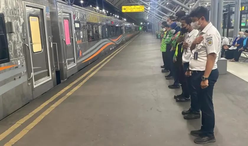 Petugas Kereta Api KAI Daop 8 ketika memberikan penghormatan kepada penumpang sebelum kereta diberangkatkan.