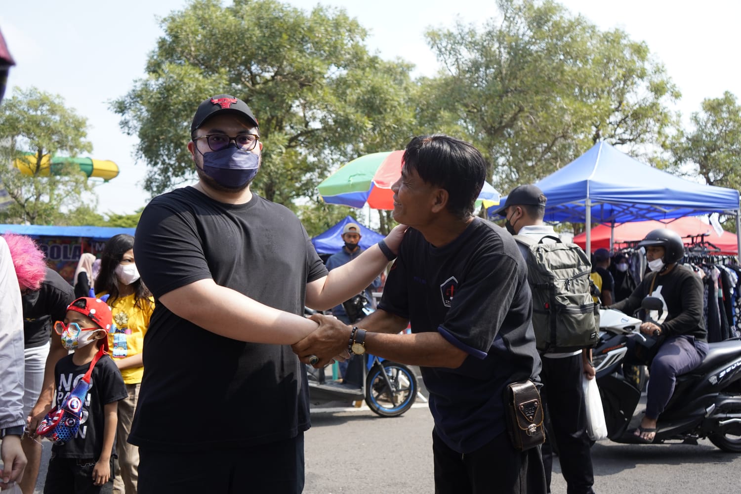 Mas Dhito Ajak PKL dan Pengunjung Jaga Kebersihan Kawasan Simpang Lima Gumul Kediri 3 08661afe 4772 4055 ba7c a56bcd484d90