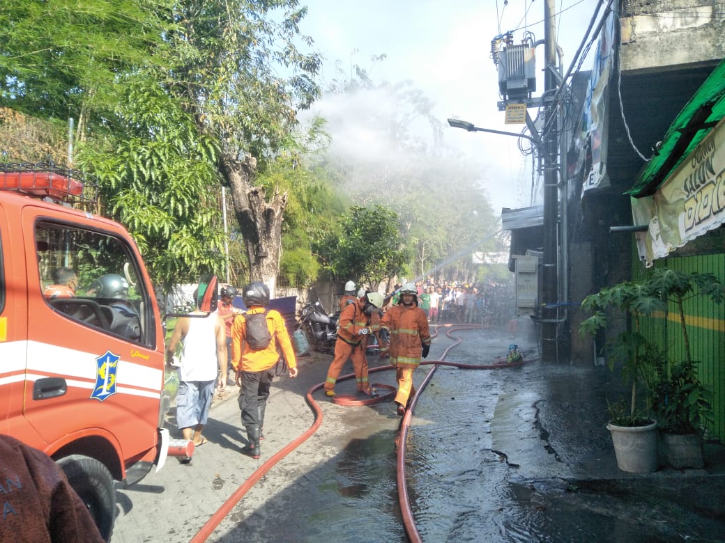 Kebakaran bengkel. (Foto: Rahman Hakim/Tugu Jatim)